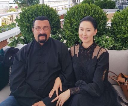 Stiven Sigal sa suprugom Erdenetujom Sigal