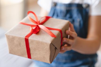 Darivanje poklona na praznik Svetog Joakima i Ane