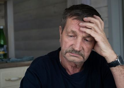 Stariji muškarac o svađi sa ženom i rečima sveštenika