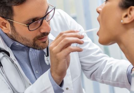 doktor pregled jezika.jpg