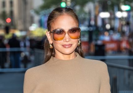 Dženifer Lopez u neutralnoj bluzi i sa naočarima