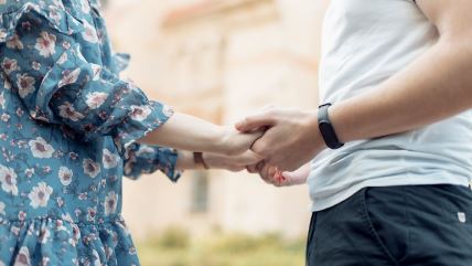 Par se drži za ruke