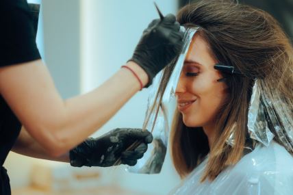 Farbanje kose i boje koje su najbolje za žene 50+