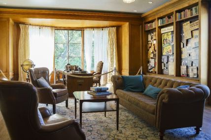 krevet, dve fotelje i sto u dnevnoj sobi