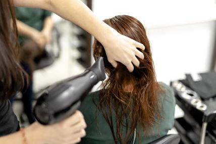 Žena kod frizera