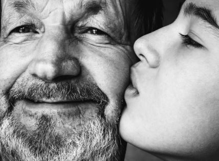 Stariji muškarac i mlada žena