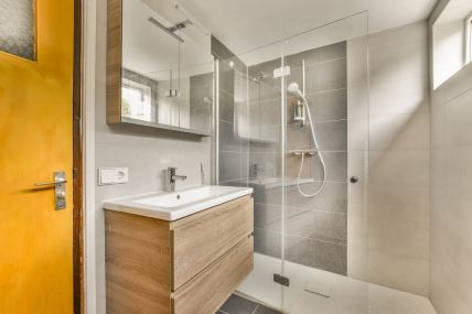 Praktično kupatilo sa skrivenim prostorom za odlaganje