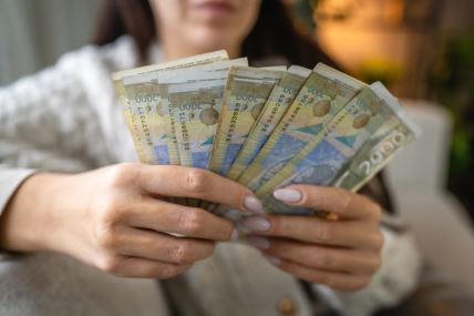 Žena drži novčanice