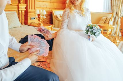 Mlada i mladoženja broje pare posle venčanja