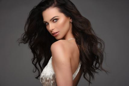 Žena sa braon kosom