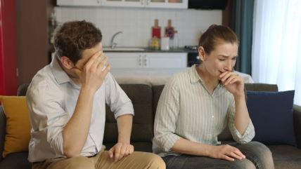 Žena i muž se svađaju