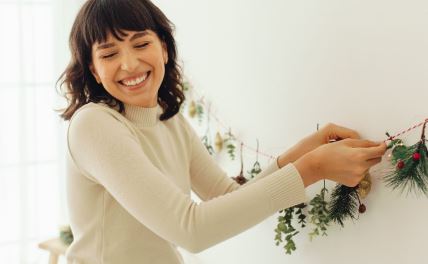 zena ukrasava kucu za novu godinu 3.jpg