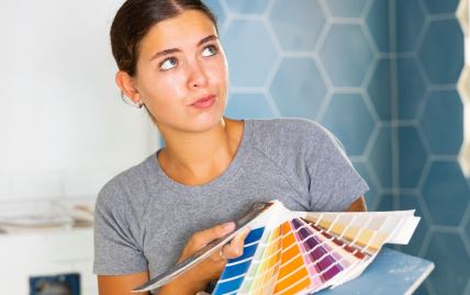 zena bira boju za krecenje.jpg