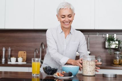 zena sprema zdrav dorucak.jpg