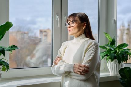 zena zima u kuci.jpg