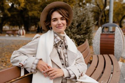 zena u kaputu sa sesirom.jpg