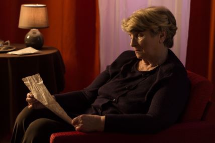 stara zena cita pismo.jpg