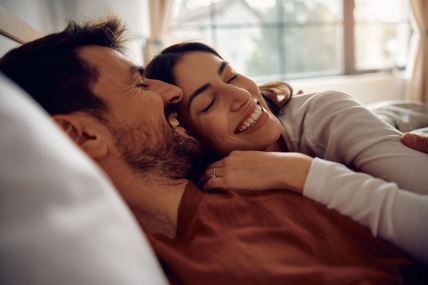 muškarac i žena u krevetu.jpg