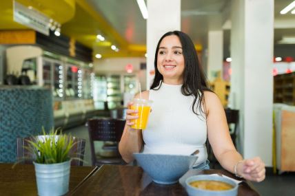 Žena uživa u hrani.jpg