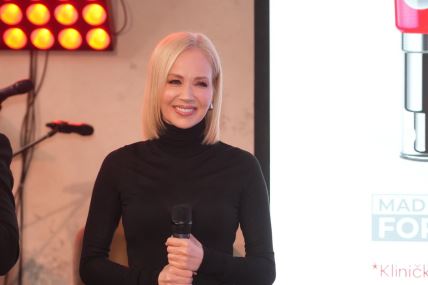 Jelena Rozga u kariranoj suknji