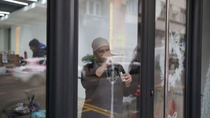 Marija Tabaković oslikala stakla WMG kompanije