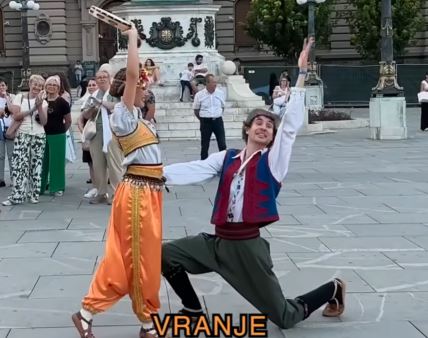 Eduar Žakmin igra kolo u Srbiji