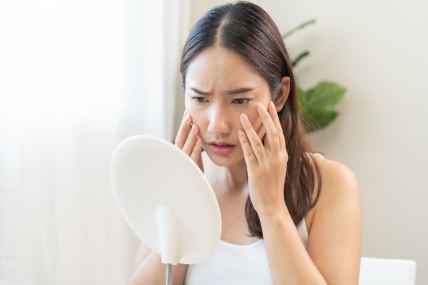 Devojka se gleda u ogledalo