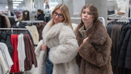 žena u kratkoj bundi