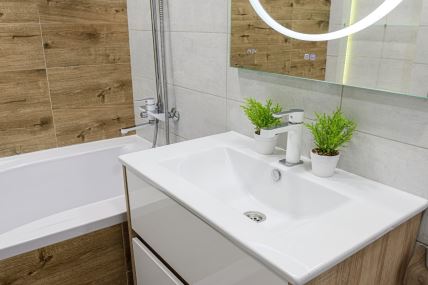 Kupatilo sa drvenim panelima