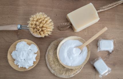 Mešanje soli i deterdženta za sudove