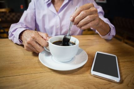 žena mesa crnu kafu