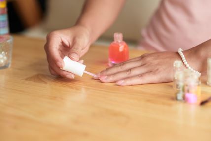 Žena radi sebi manikir