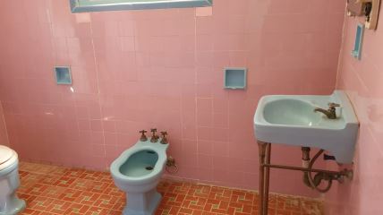 Staro kupatilo sa roze pločicama