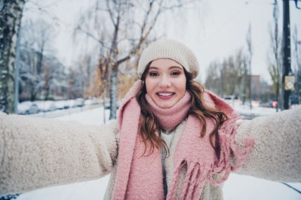 Devojka u šetnji na snegu