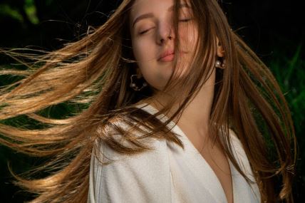 žena sa divnom kosom