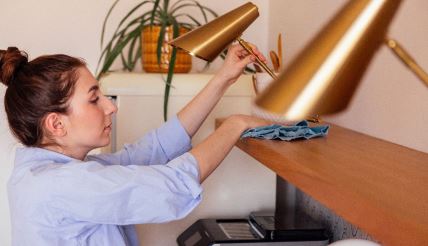 žena sredjuje kuću