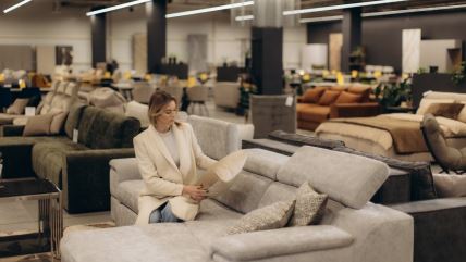 Žena kupuje nameštaj