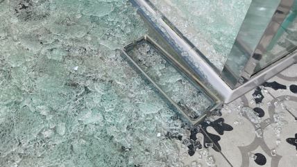 Pucanje stakla na tuš kabini