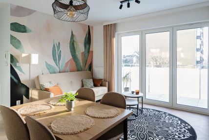 Trpezarija sa tapetom na zidu