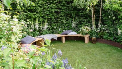 ideje za dvoriste cvece klupa Andrew Fletcher.jpg