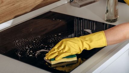 čišćenje staklene ploče na šporetu