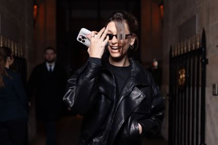 Hejli Biber u kožnoj jakni na reviji Iv Sen Loran 0974730556.jpg