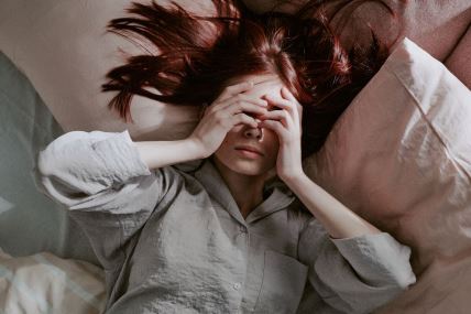 umorna žena u krevetu