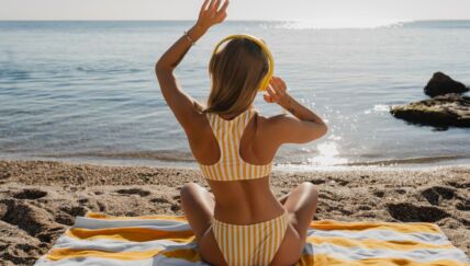 žena na plaži
