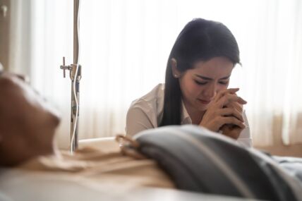 Žena pored bolesnika u bolnici