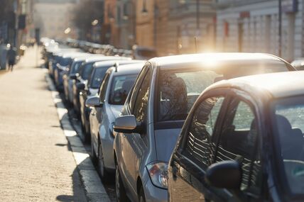 parkirani_automobili_2421765673.jpg