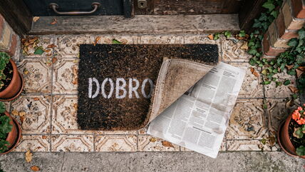 Zašto treba da stavite novine ispod otirača