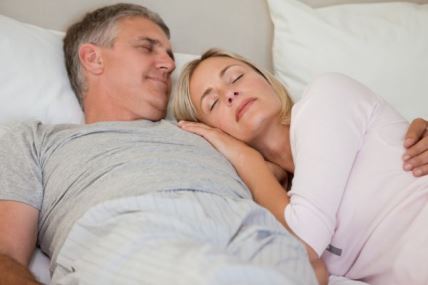 žena i muškarac leže u krevetu