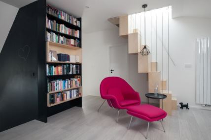 Moderan i praktičan stan za život: savršeno uređen dupleks u jednostavnim bojama (FOTO)