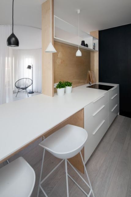 Moderan i praktičan stan za život: savršeno uređen dupleks u jednostavnim bojama (FOTO)